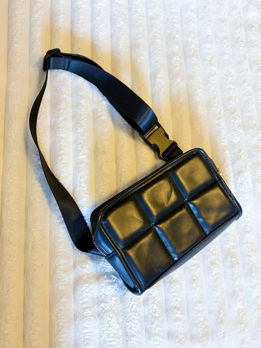 Black Fanny Pack - Perfect for Concerts, Festivals or Sporting Events - Picture 3 of 4